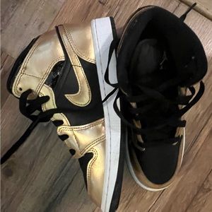 Nike Air Jordan 1 mid black/ Gold and White Boys